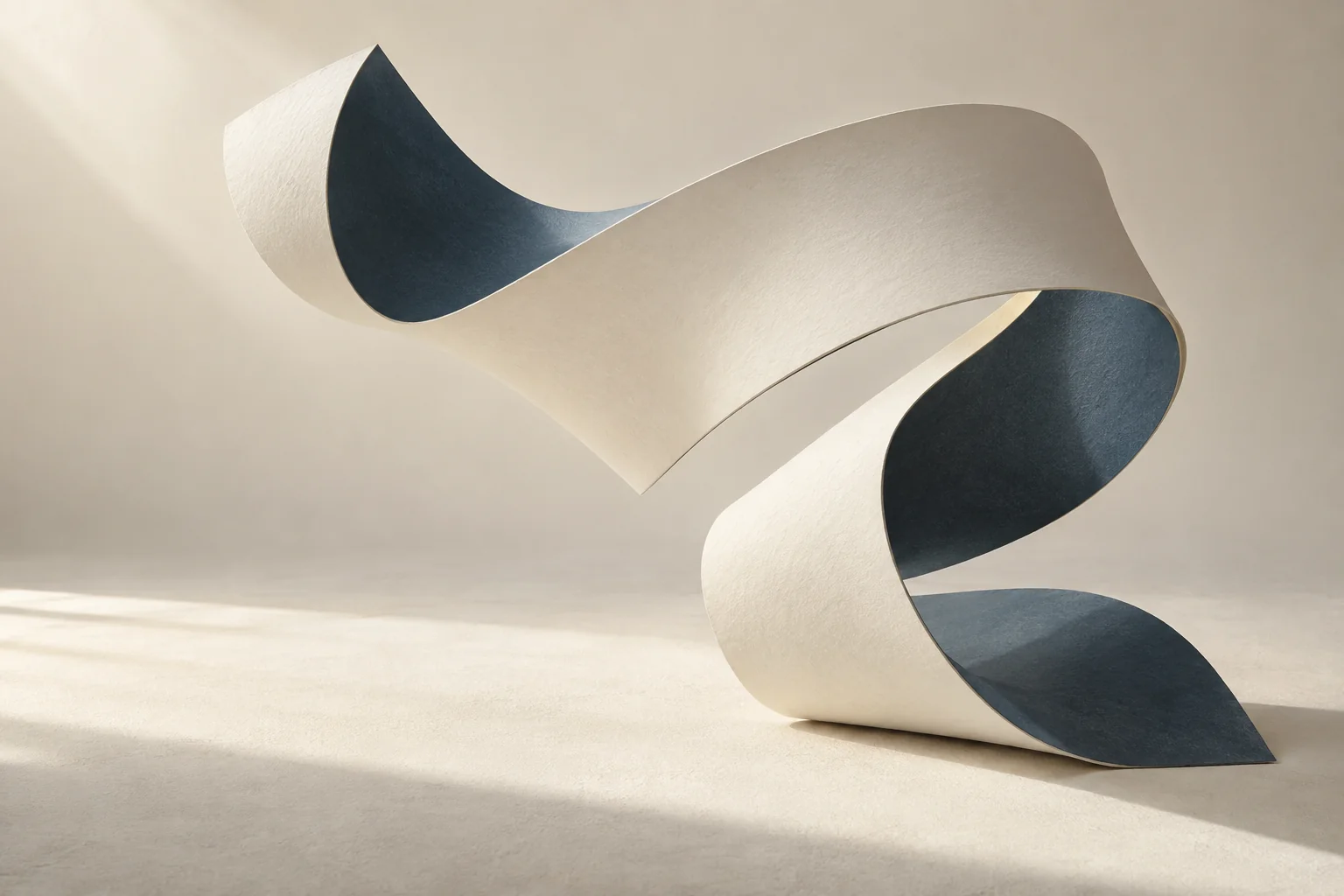 Escultura de papel que se curva entre o claro e o azul mineral: um estudo visual sobre dar forma a uma ideia.